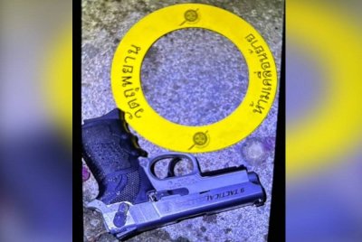 Pistol 9 mm yang dipercayai digunakan untuk menembak mangsa dalam kejadian di sebuah rumah di Sungai Golok pada Sabtu. Foto Tular