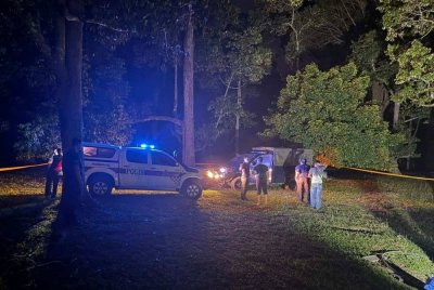 Seorang lelaki maut dipercayai terjatuh daripada traktor ketika melakukan kerja di kebun dekat Kampung Bukit Rawa Sedim, pada Sabtu