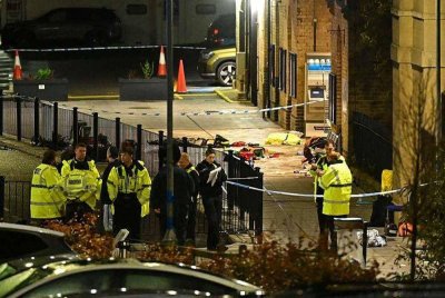 Anggota polis menjalankan siasatan di lokasi kejadian. Foto BBC News.