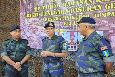 Ijid (tengah) semasa sidang akhbar di Markas Kompeni Taktikal (Martek) Pengkalan Kubor, Tumpat pada Ahad.