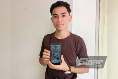 Mohd Alif Rafae menunjukkan gambar abangnya.