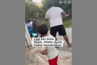 Tangkap layar rakaman video memaparkan kejadian yang didakwa sebagai insiden tikaman melibatkan dua individu tular di media sosial pada Ahad.
