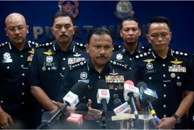 Mohd Yusoff (tengah) mengesahkan bekas pemain Kelantan FA tahun 2019 sebagai salah seorang suspek yang terlibat dalam kes tembakan terhadap rakyat Malaysia di Kampung Bering, Sungai Golok, Thailand pada Sabtu.