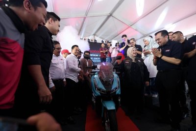 Timbalan Menteri Kemajuan Desa dan Wilayah, Datuk Rubiah Wang memperkenalkan Prototype motosikal elektrik terbaharu, dinamakan Pantera R1 dan R2 keluaran GGR Motor Sdn Bhd sempena Majlis Peluncuran MARA Automotive Ecosystem (Matec 2025) di pekarangan Stadium Bukit Jalil pada Ahad. Turut hadir Pengerusi Majlis Amanah Rakyat (Mara), Datuk Dr Asyraf Wajdi Dusuki (kanan).. Foto Bernama 