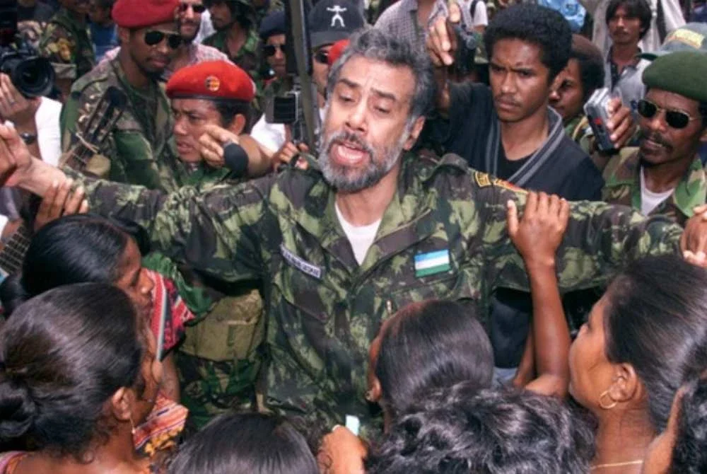 Xanana dibawa berarak oleh penyokong selepas meletak jawatan sebagai Perdana Menteri Timor- Leste pada tahun 2015. - Agensi.