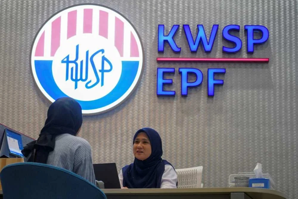 Cadangan menaikkan umur pengeluaran penuh KWSP kepada 65 tahun dilihat tidak selari dengan realiti rakyat Malaysia yang berdepan tekanan hidup dan kesihatan sejak usia 50-an. - Gambar hiasan