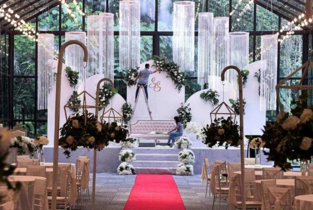 Dalam keterbatasan bajet dan ruang, tak semua dapat diundang ke majlis bahagia. - Gambar hiasan