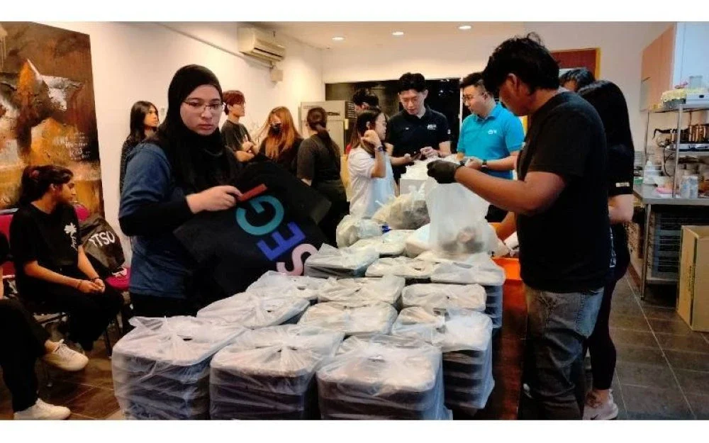 Staf, pelajar Kolej SEGi Pulau Pinang dan rakan strategik program CSR itu berganding bahu menyediakan 160 kotak bento yang dimasak sendiri untuk diagihkan.