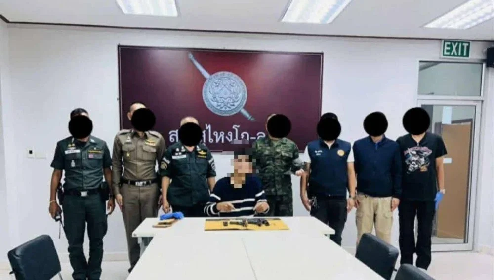 Suspek ditahan selepas menyerahkan di i Balai Polis Sungai Golok, Thailand pada Ahad. Foto: Tular