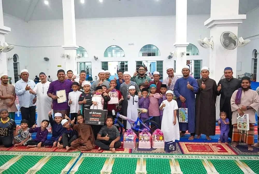 Semua peserta merakam gambar pada Majlis penutup Program King of Subuh Warrior 3.0 yang berlangsung di Masjid Padang Kubu, Kijal, baru-baru ini.