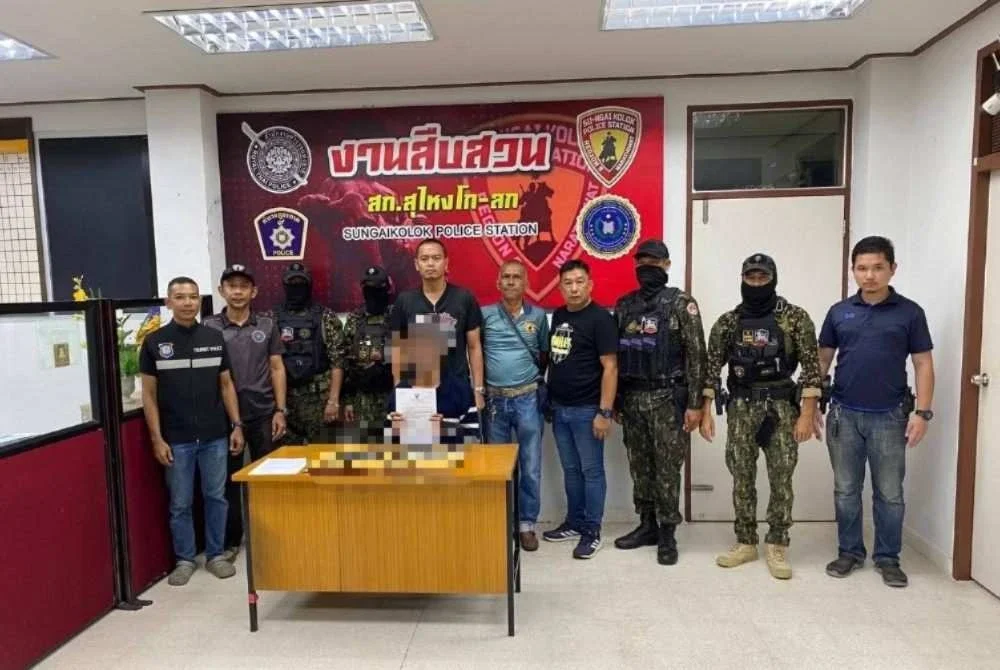 Suspek berusia 31 tahun itu ditahan bersama dua pucuk pistol bagi membantu siasatan berhubung kes tembak rakyat Malaysia di Sungai Golok, Thailand pada Sabtu. Foto: Polis Thailand