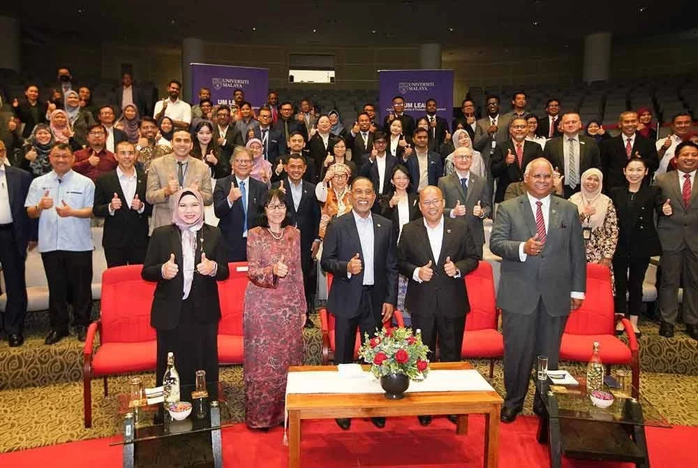 Zambry bersama Pengerusi Lembaga Pengarah UM, Tan Sri Zarinah Anwar (depan, dua dari kiri), Naib Canselor UM, Datuk Seri Profesor Dr Noor Azuan Abu Osman (depan, dua dari kanan) bergambar pada majlis Persidangan Antarabangsa Polisi Awam Dan Kepimpinan 2025 yang diadakan di UM pada Isnin.