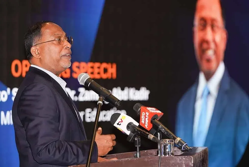 Zambry menyampaikan ucapan pada majlis Persidangan Antarabangsa Polisi Awam Dan Kepimpinan 2025 yang diadakan di UM pada Isnin.