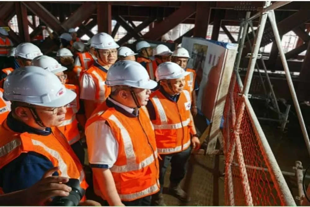 Anthony Loke (tengah) meninjau kemajuan RTS Link di Stesen Bukit Chagar.