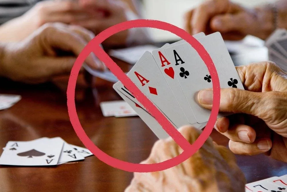 USTAZ AZHAR menasihatkan umat Islam agar meninggalkan permainan daun terup. 