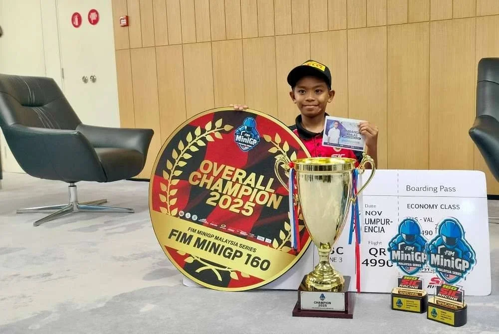 Pencapaian Al-Adam Mikail yang menjuarai FIM MiniGP Malaysia 2025 kategori 160cc di Sepang baru-baru ini melayakkan pelumba cilik itu untuk beraksi di Valencia pada pertengahan November ini.