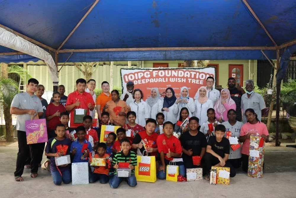 Pasukan Team IOI bergambar bersama anak-anak dan penjaga Shepherd’s Centre Foundation semasa program Deepavali Wish Tree anjuran IOIPG Foundation.

