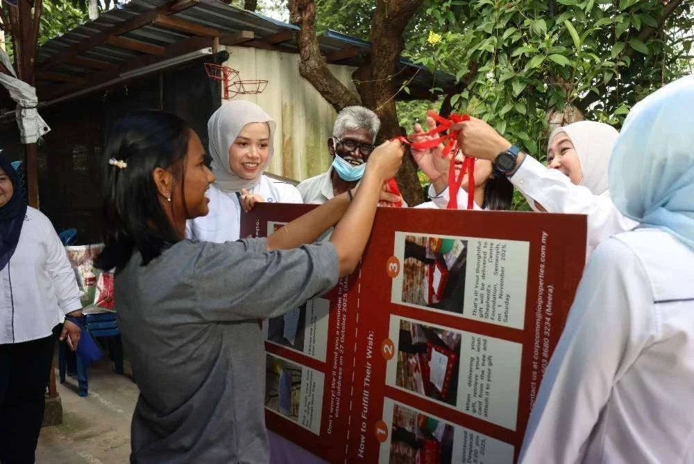  Team IOI bermain bersama anak-anak sambil berkongsi keceriaan menerusi permainan yang menawarkan hadiah misteri menarik.

