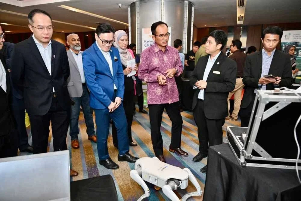 Khairul Dzaimee (tengah) dan Rizal (dua dari kiri) ketika melawat reruai Tech Spot selepas merasmikan Seminar Peningkatan Skala Digital untuk PKS.