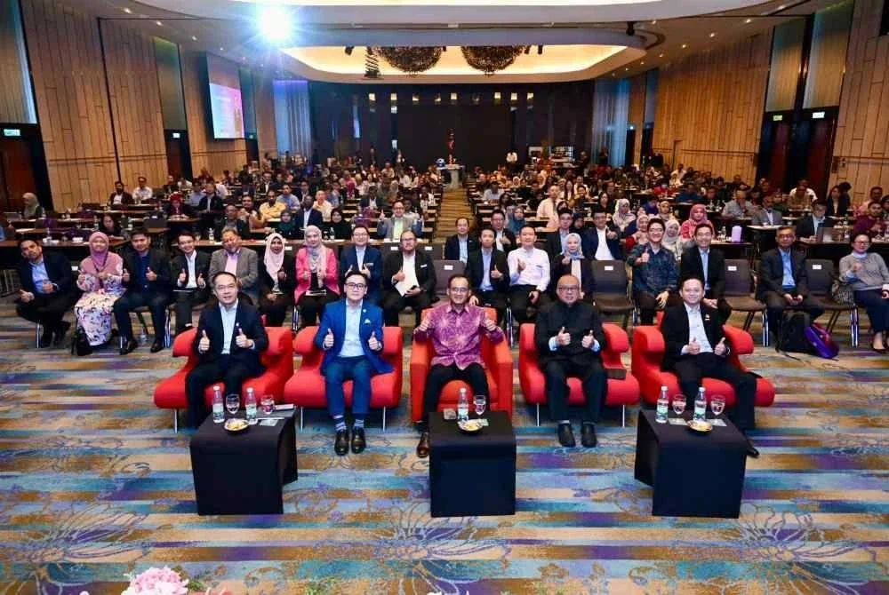 Khairul Dzaimee (tengah), Rizal (dua dari kiri), Presiden SAMENTA, Datuk William Ng (kiri) bersama peserta Seminar Peningkatan Skala Digital untuk PKS.