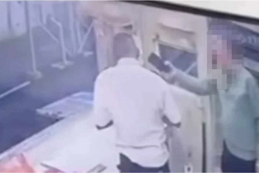 Video tular memaparkan pengawal keselamatan diserang seorang lelaki pada Oktober lalu.