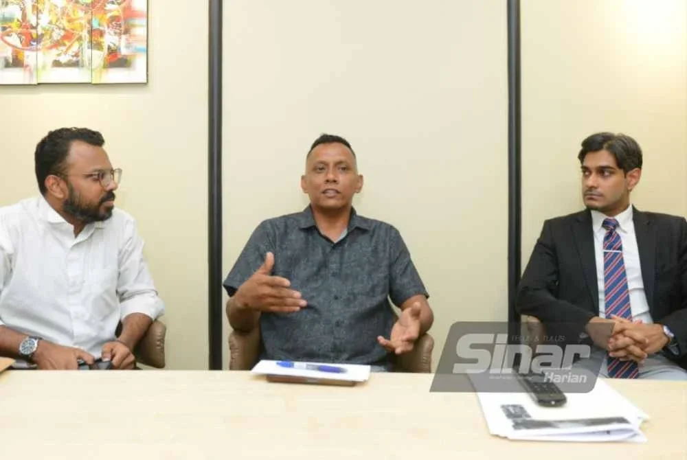 Muhammad Hafizuddin (tengah) semasa sidang media di pejabat peguam bela dan peguam cara Yazid Tishondra di Solaris Mont Kiara pada Isnin. Foto Sinar Harian - MOHD HALIM ABDUL WAHID