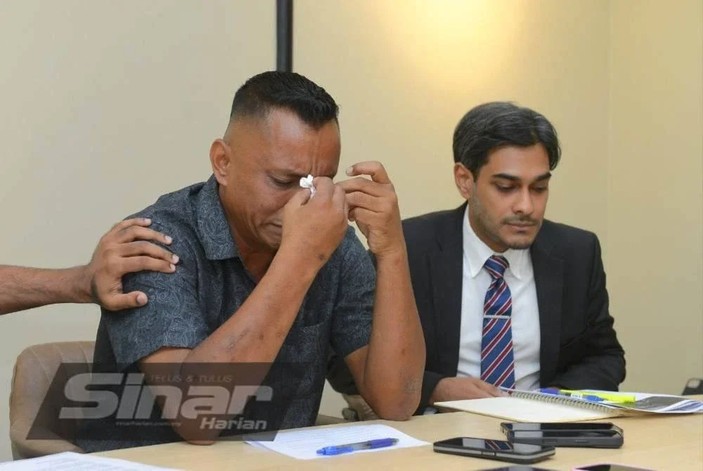 Muhammad Hafizuddin ketika ditemui pemberita dalam satu sidang akhbar di pejabat peguam bela dan peguam cara Yazid Tishondra, Solaris Mont Kiara, di sini pada Isnin. FOTO SINAR HARIAN/ MOHD HALIM ABDUL WAHID.