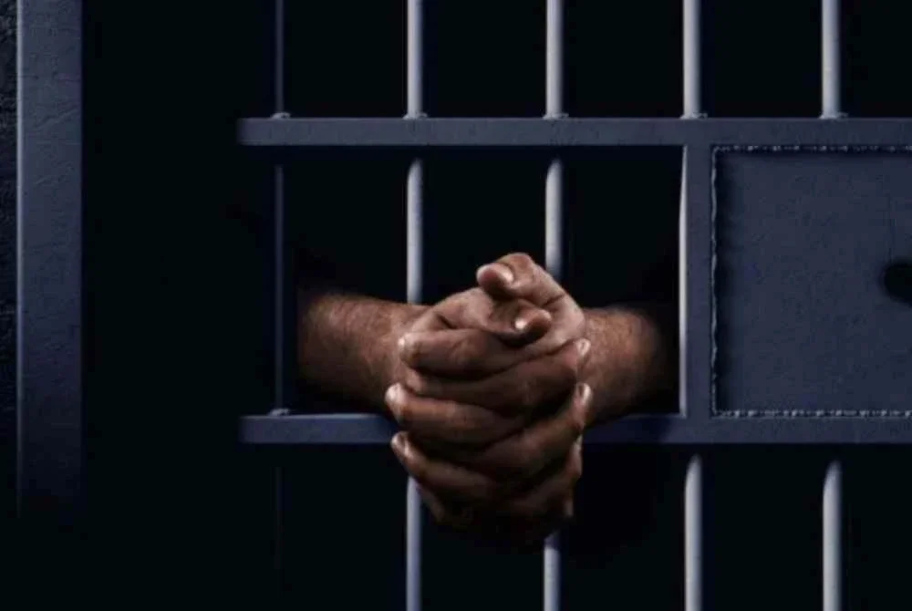 Seorang anggota polis berpangkat konstabel dijatuhi hukuman penjara lima tahun dan satu sebatan oleh Mahkamah Sesyen pada Isnin kerana memiliki senjata berbahaya tanpa kebenaran. Foto hiasan