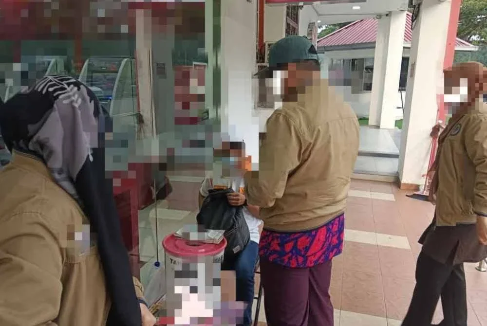 Penguatkuasa JAINJ menahan tiga lelaki yang memungut derma di hadapan sebuah bank tanpa kebenaran di Kota Tinggi. Foto JAINJ