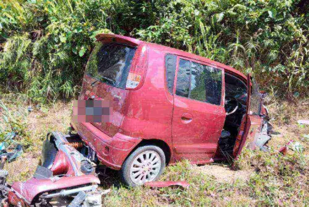 Dua penunggang motosikal maut manakala seorang pembonceng wanita cedera parah selepas bertembung dengan sebuah kereta di Jalan Rantau Panjang, Sarikei.