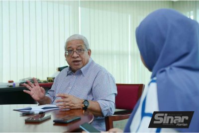 Ismail (kiri) ketika sesi temu bual eksklusif bersama Sinar Harian di pejabatnya minggu lalu. Foto: SINAR HARIAN/ MOHD HALIM ABDUL WAHID