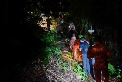 Anggota bomba memberi rawatan kepada mangsa yang cedera.