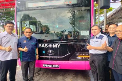 Anthony ( dua kanan) melancarkan Bas.My di Skudai pada Isnin.