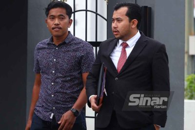 Muhammad Fauzan (kiri) mengaku bersalah di Mahkamah Majistret Sungai Siput pada Isnin atas dakwaan memindahkan 18 ekor lembu tanpa kebenaran Pengarah JPV Perak, Mei lalu.