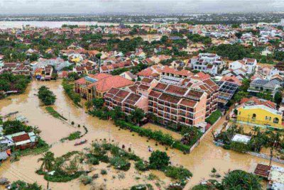 Agensi Berita Vietnam melaporkan pada masa ini sebanyak 50 lokasi di lebuh raya utama masih terhalang, termasuk 24 lokasi di bawah seliaan Kementerian Pembinaan. Foto AFP