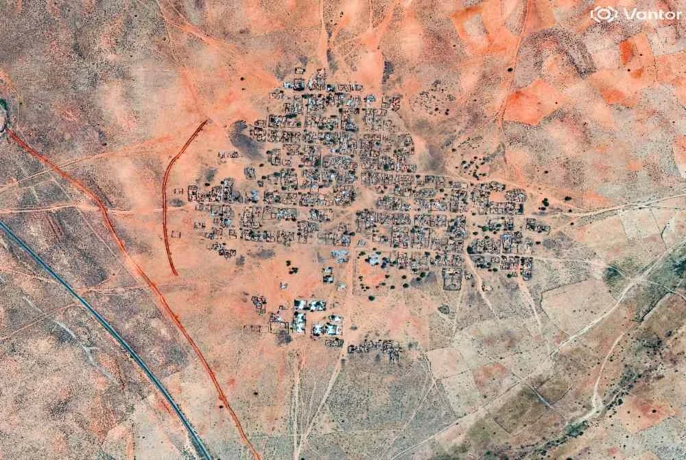 Pemandangan dari udara yang menangkap perubahan lanskap pinggir sebuah perkampungan di barat laut El‑Fasher, wilayah Darfur, Sudan akibat pergolakan.-AFP