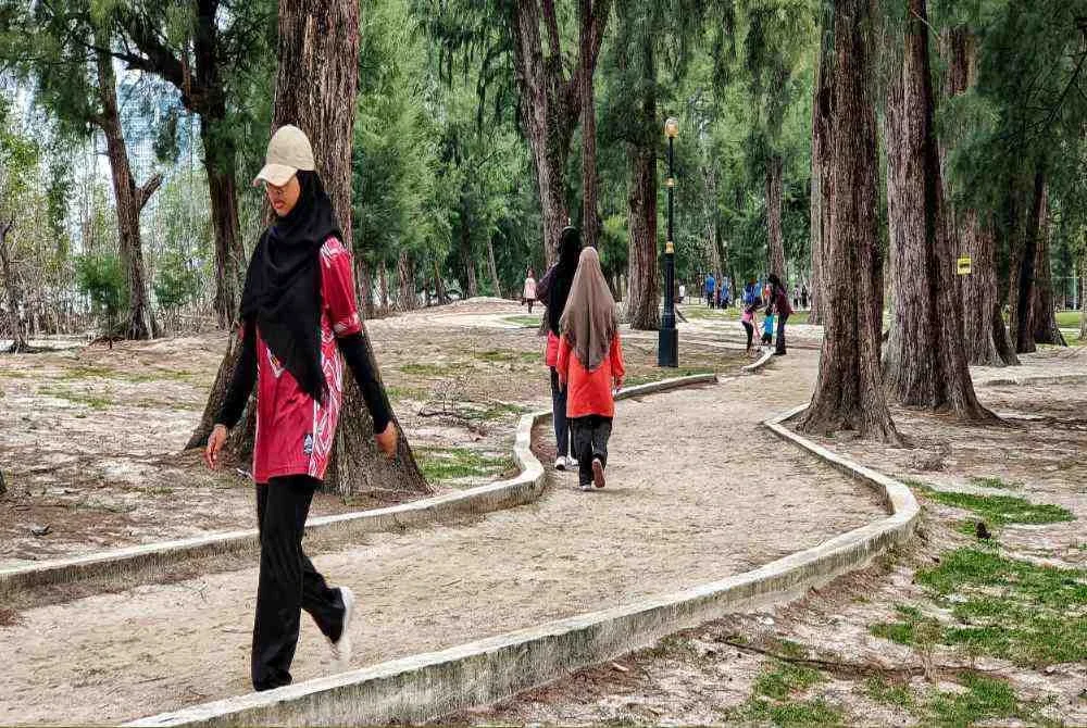 Orang ramai mengambil kesempatan untuk melakukan riadah di Taman Gelora.