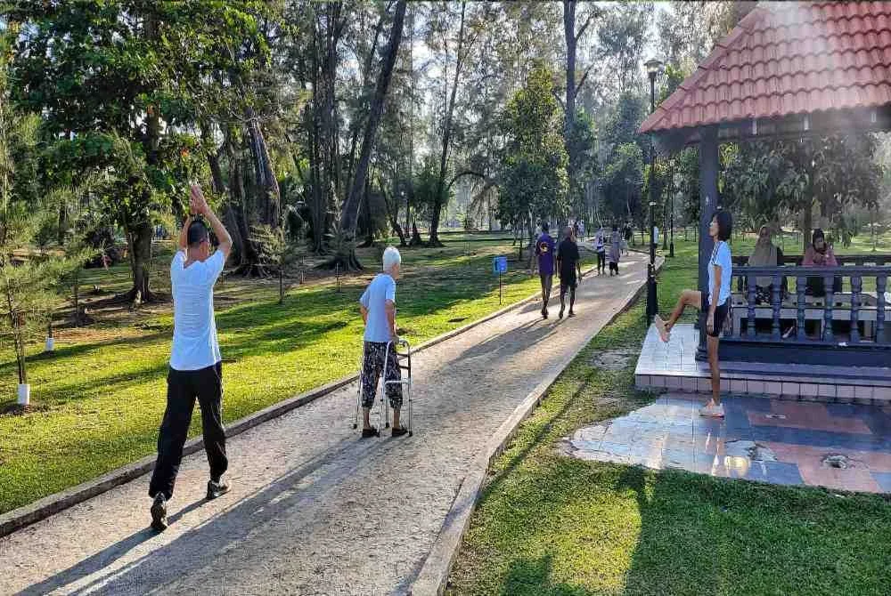 Warga Kuantan melakukan aktiviti riadah di Taman Gelora.
