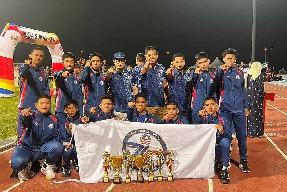 Pasukan Sepak Takraw SSMT rai kejayaan manis selepas menjuarai kategori bawah 14 dan 16 tahun dalam Sirkit Akhir Liga KPM di UPM, Serdang baru-baru ini.
