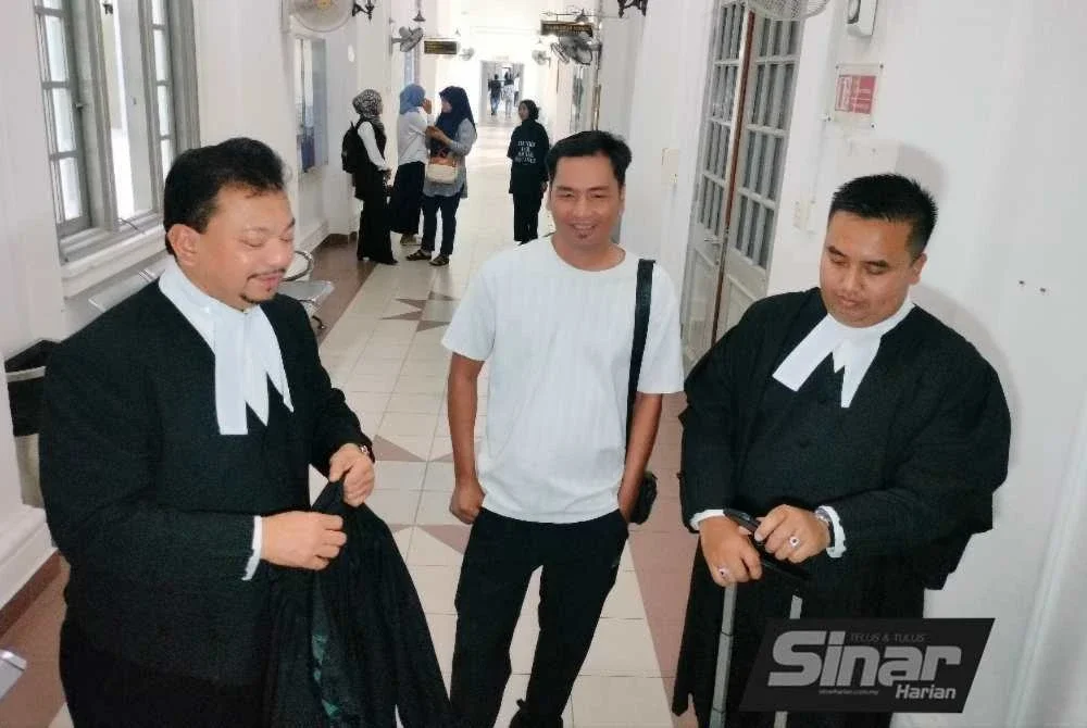 Rosmaini (tengah) ketika tiba di Mahkamah Tinggi Johor Bahru pada Selasa.