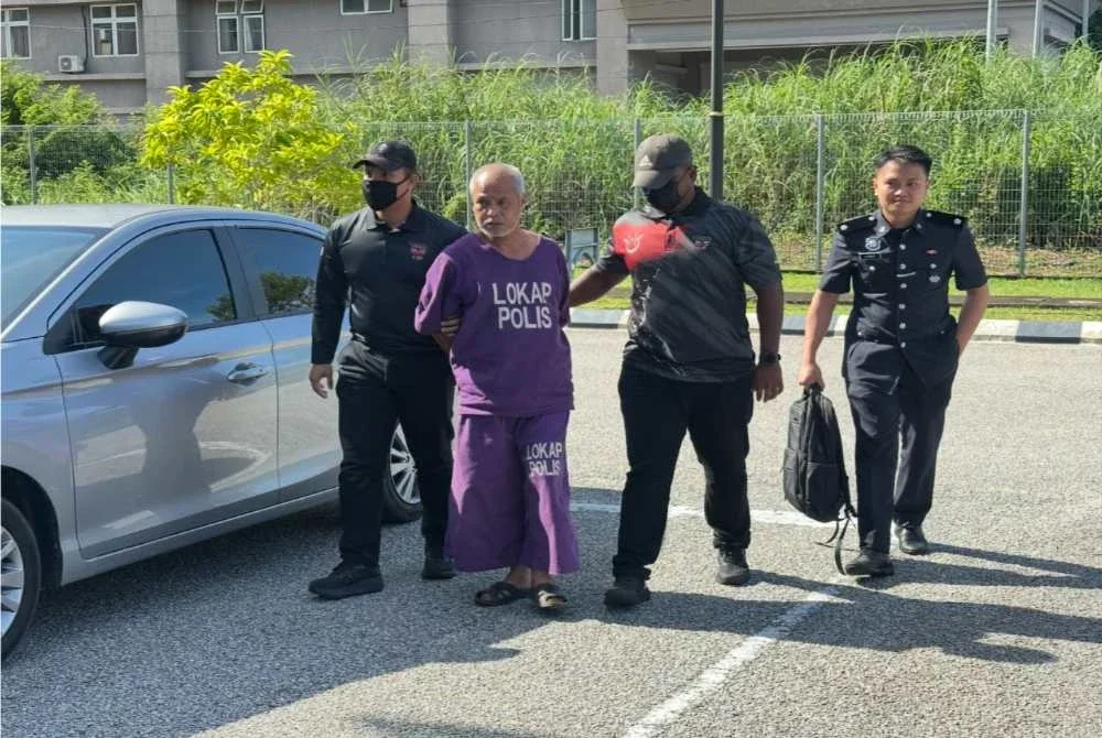 Noradin (dua dari kiri) didakwa di Mahkamah Sesyen Kota Bharu atas tuduhan menetak anak saudara angkatnya menggunakan parang minggu lalu. Foto: SINAR HARIAN/ ADILA SHARINNI WAHID