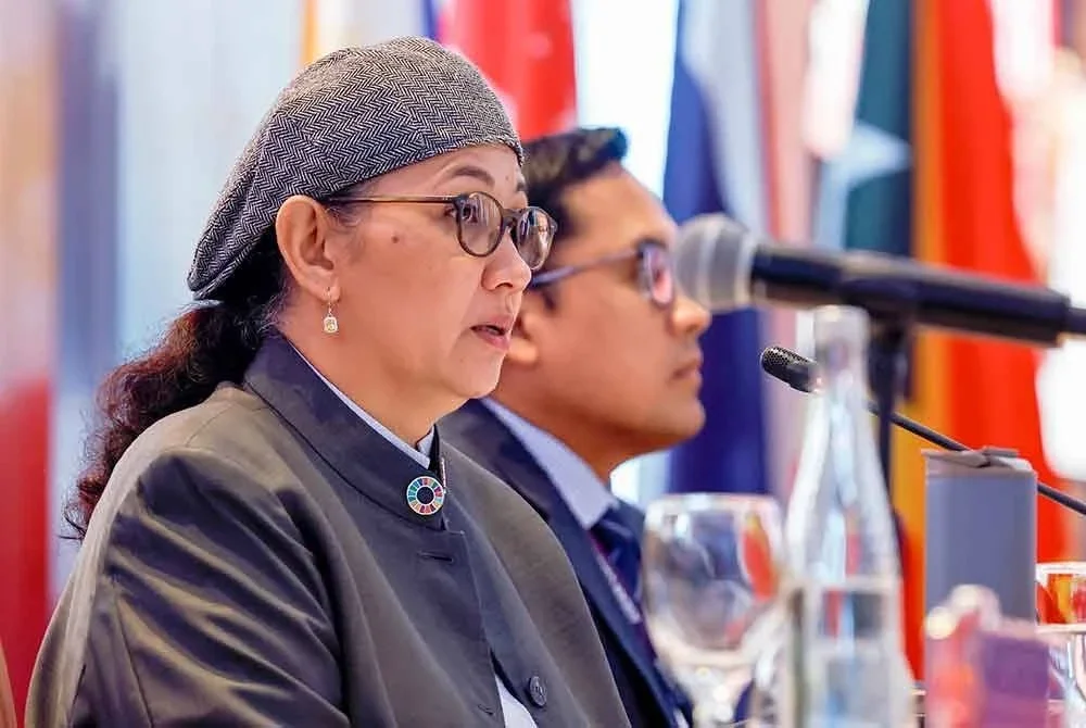 Hanifah Hajar (kiri) ketika menyampaikan ucaptama pada Sesi Ke-15 Jawatankuasa Sistem Statistik Komuniti ASEAN (ACSS15) di Melaka hari ini. Foto Bernama