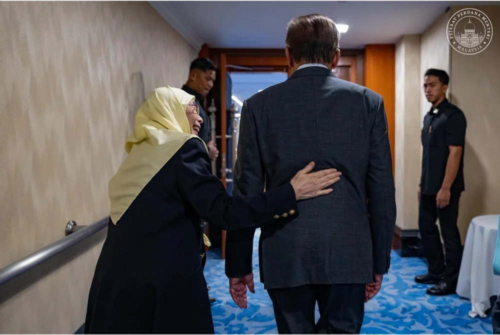 Menerusi hantaran di Facebook pada Selasa, Anwar (kanan) berkongsi gambar beliau berjalan dengan diiringi isterinya, Dr Wan Azizah.