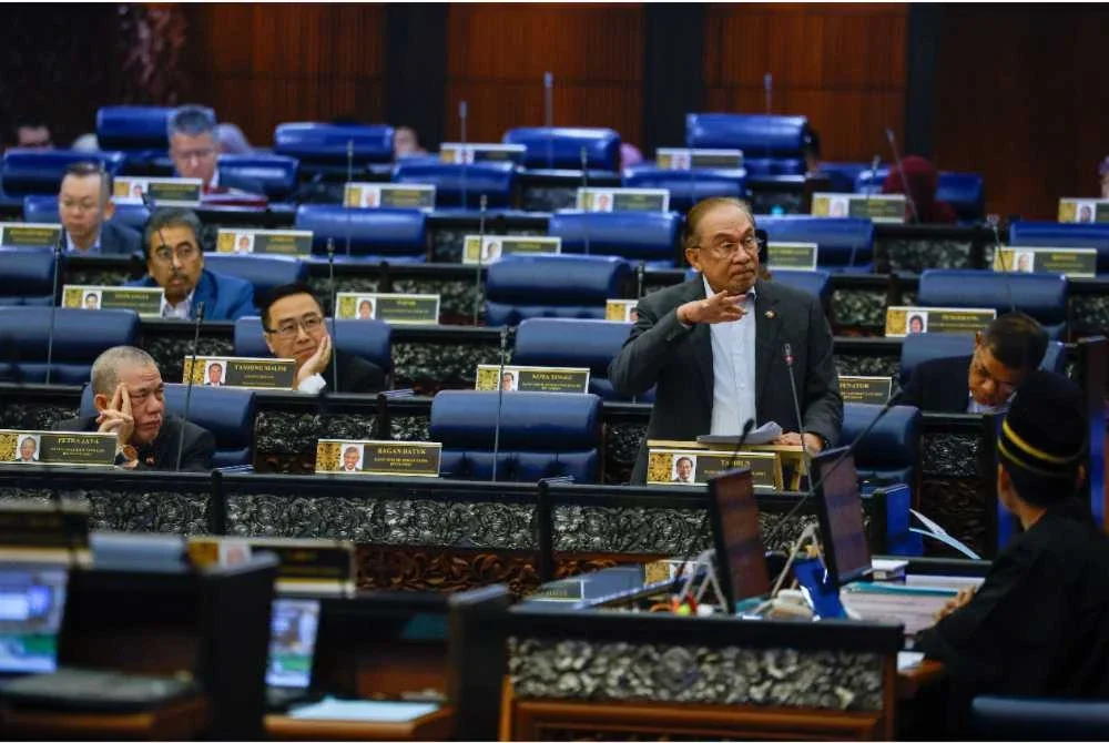 Anwar ketika sesi PMQT di Dewan Rakyat pada Selasa. - Bernama