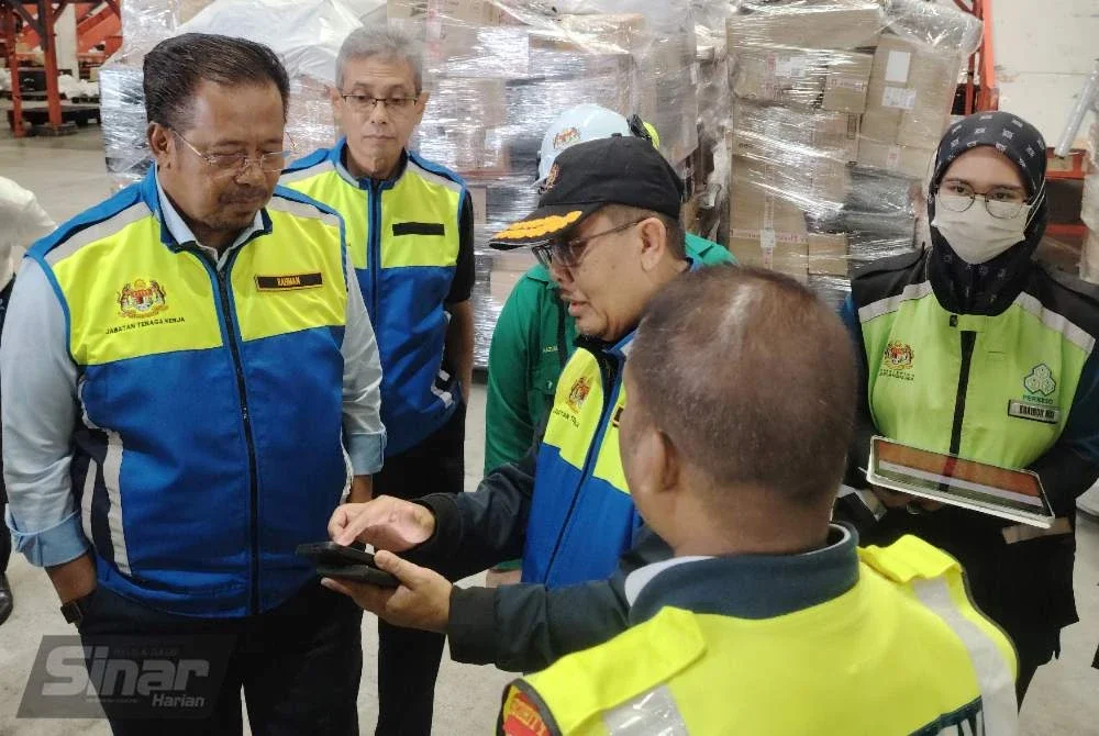 Abdul Rahman (tengah) ketika operasi berkenaan.