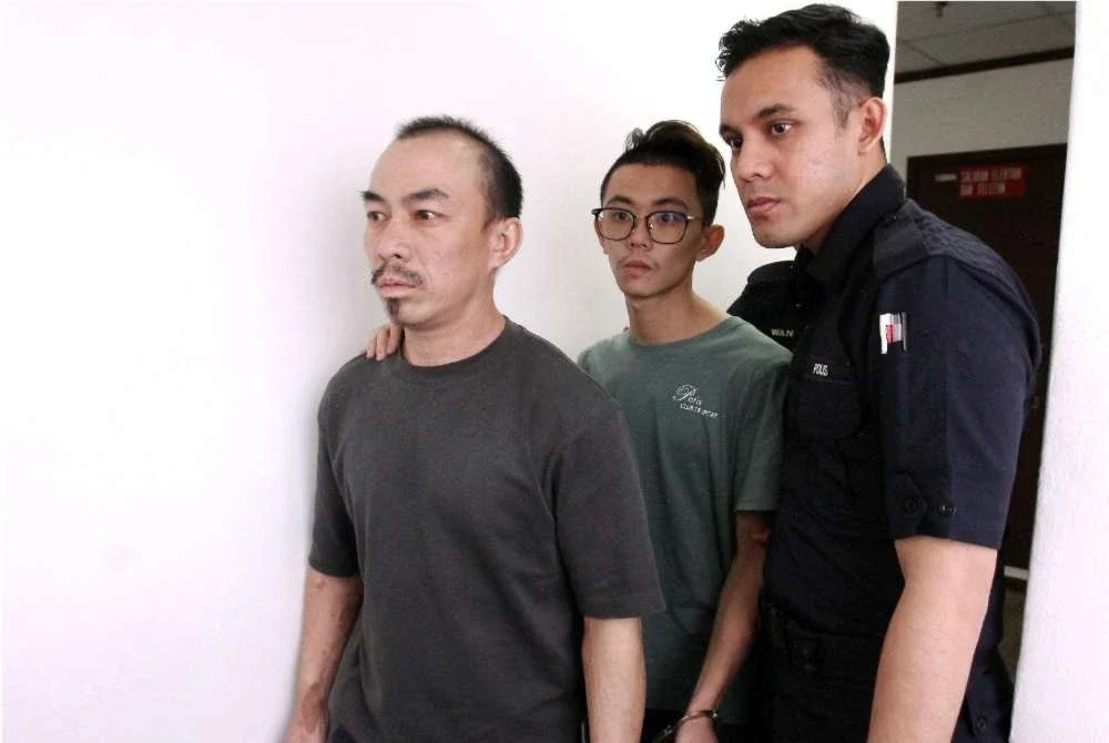 Kedua-dua tertuduh dibawa keluar dari Mahkamah Majistret Ipoh pada Selasa.