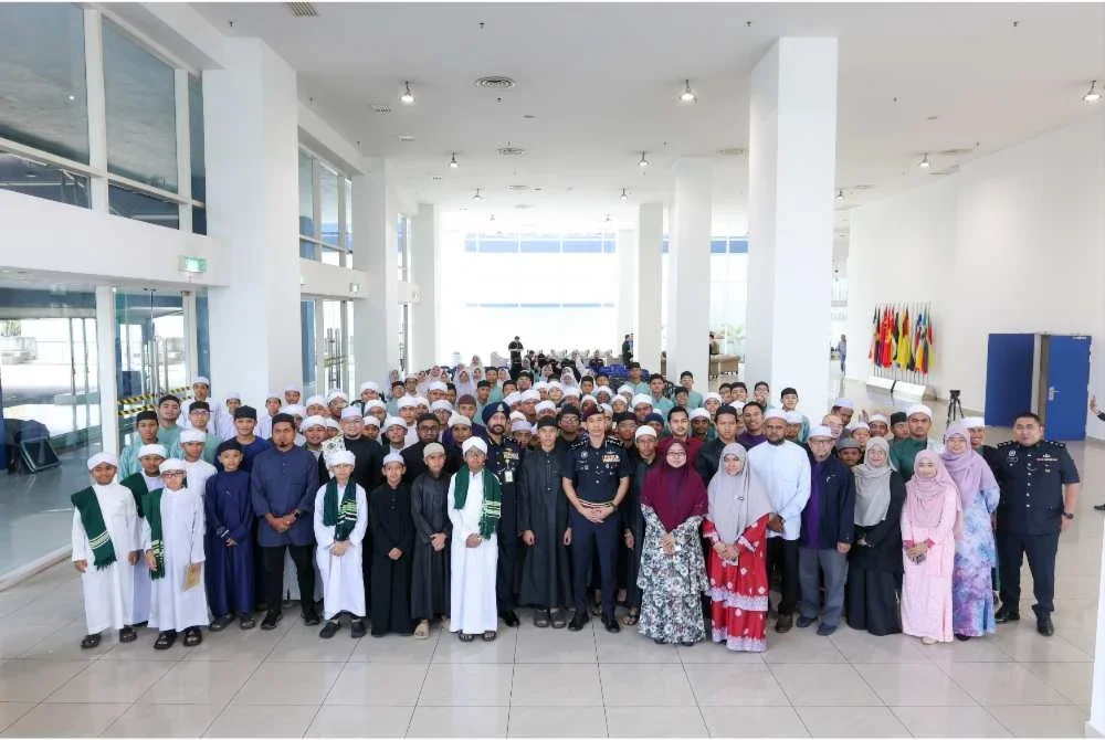 Mohd Azani (depan, tengah) bersama peserta Program Pencegahan Jenayah Institusi Pendidikan Islam Wilayah Persekutuan di Ibu Pejabat Polis Kontinjen Kuala Lumpur pada Selasa.