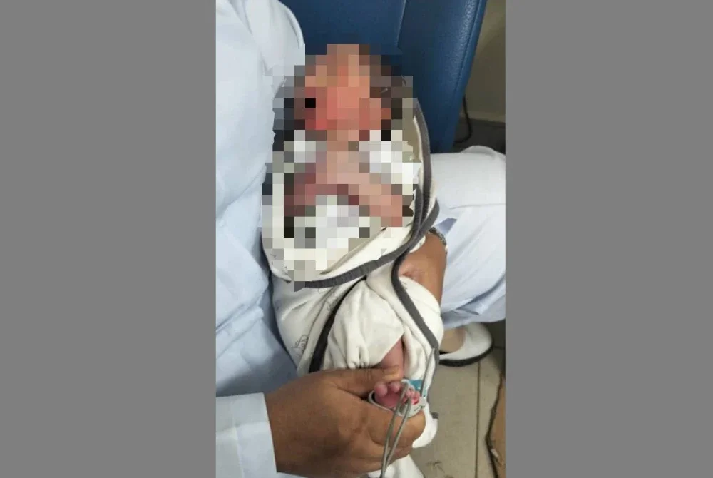 Bayi yang ditemui dibawa ke hospital untuk pemeriksaan lanjut dan berada dalam keadaan stabil. - Foto ihsan PDRM