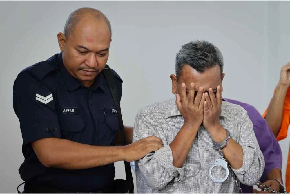 Seorang guru dihukum penjara 10 tahun dengan enam sebatan, selepas didapati bersalah atas tiga pertuduhan melakukan amang seksual fizikal terhadap seorang pelajar lelaki berumur 15 tahun, tiga tahun lepas. Foto Bernama
