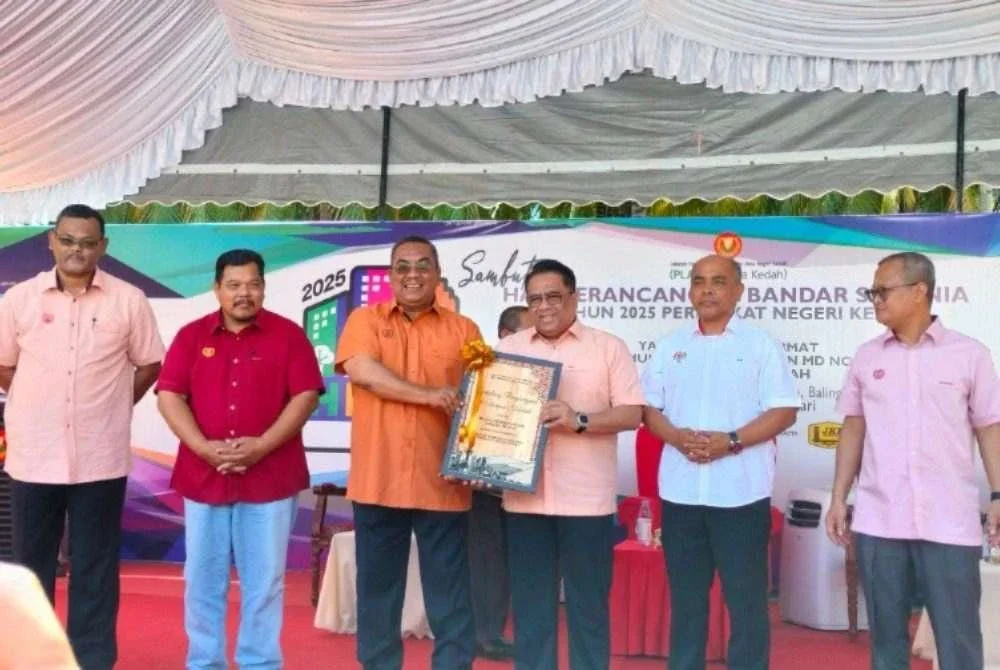 Muhammad Sanusi (tiga dari kiri) menyampaikan sijil dan anugerah kepada PBT sempena HPBS Tahun 2025 di Masjid Sultanah Bahiyah, Kampung Bawah Gunung, Baling pada Selasa.